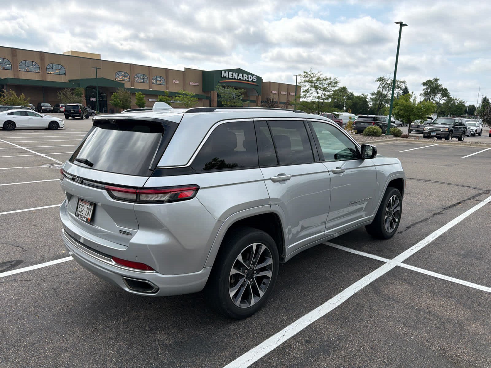 Used 2022 Jeep Grand Cherokee Overland w/ Luxury Tech Group IV AWD/4WD image 2