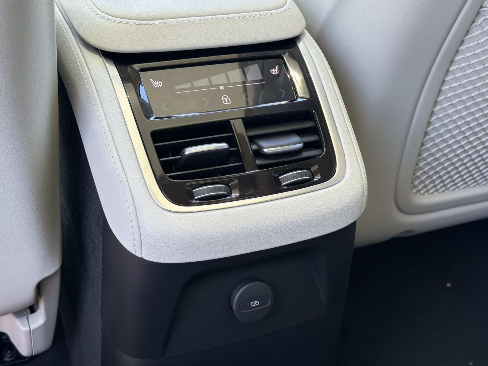 New 2026 Volvo XC90 T8 Ultra w/ Lounge Package AWD/4WD image 10