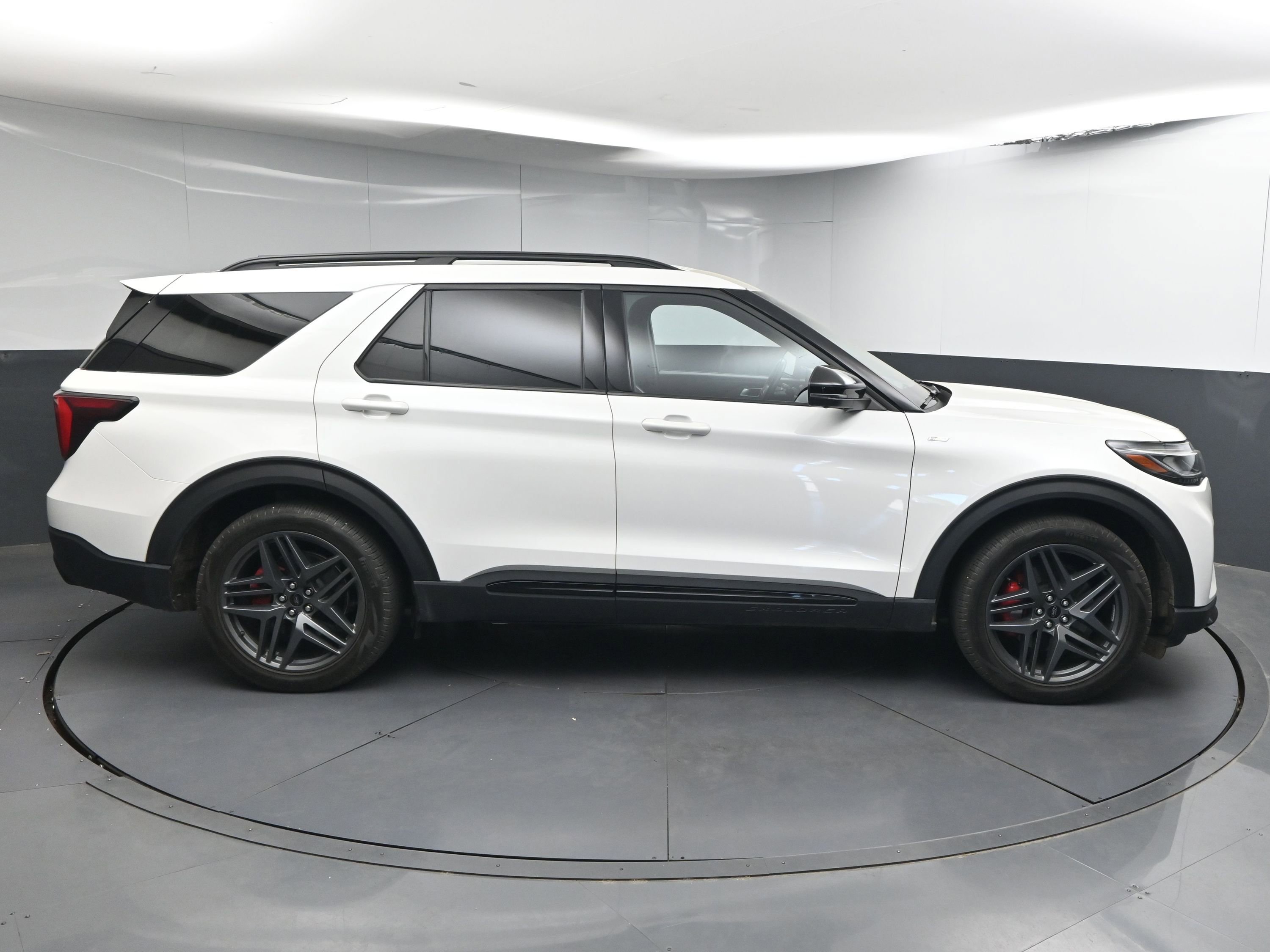 Used 2025 Ford Explorer ST-Line w/ Premium Package RWD image 9