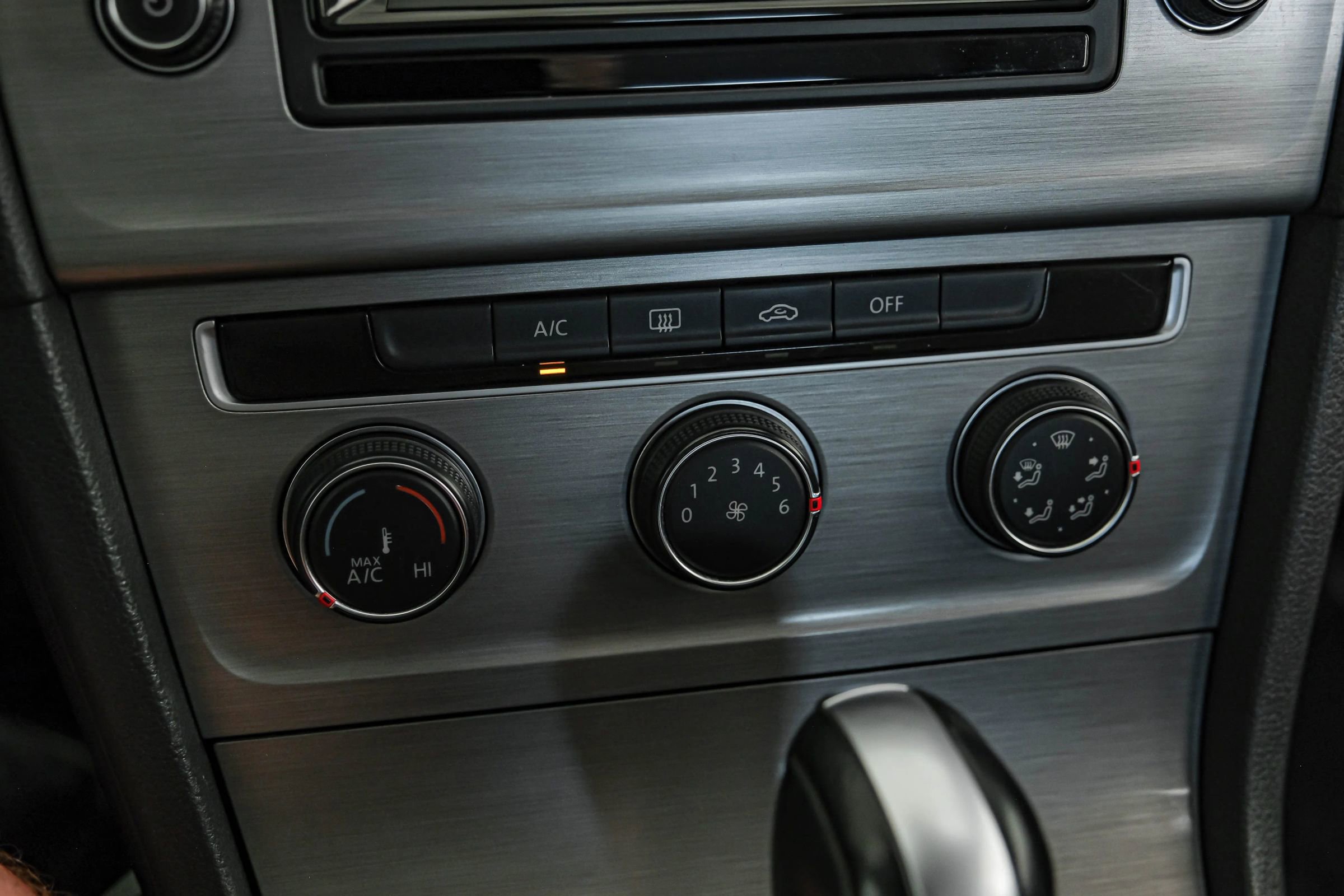 Used 2015 Volkswagen Golf SE image 22