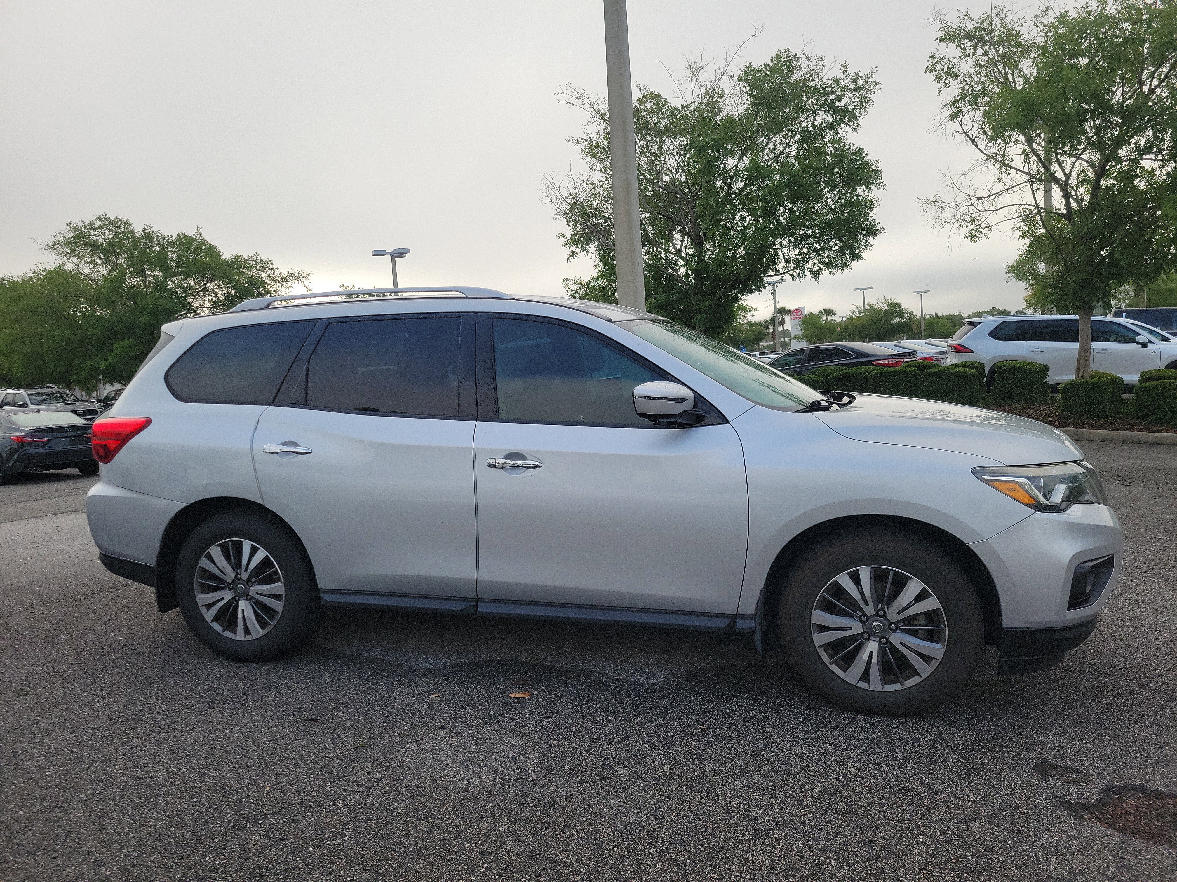 Used 2017 Nissan Pathfinder SL w/ Trailer Tow Package FWD image 9