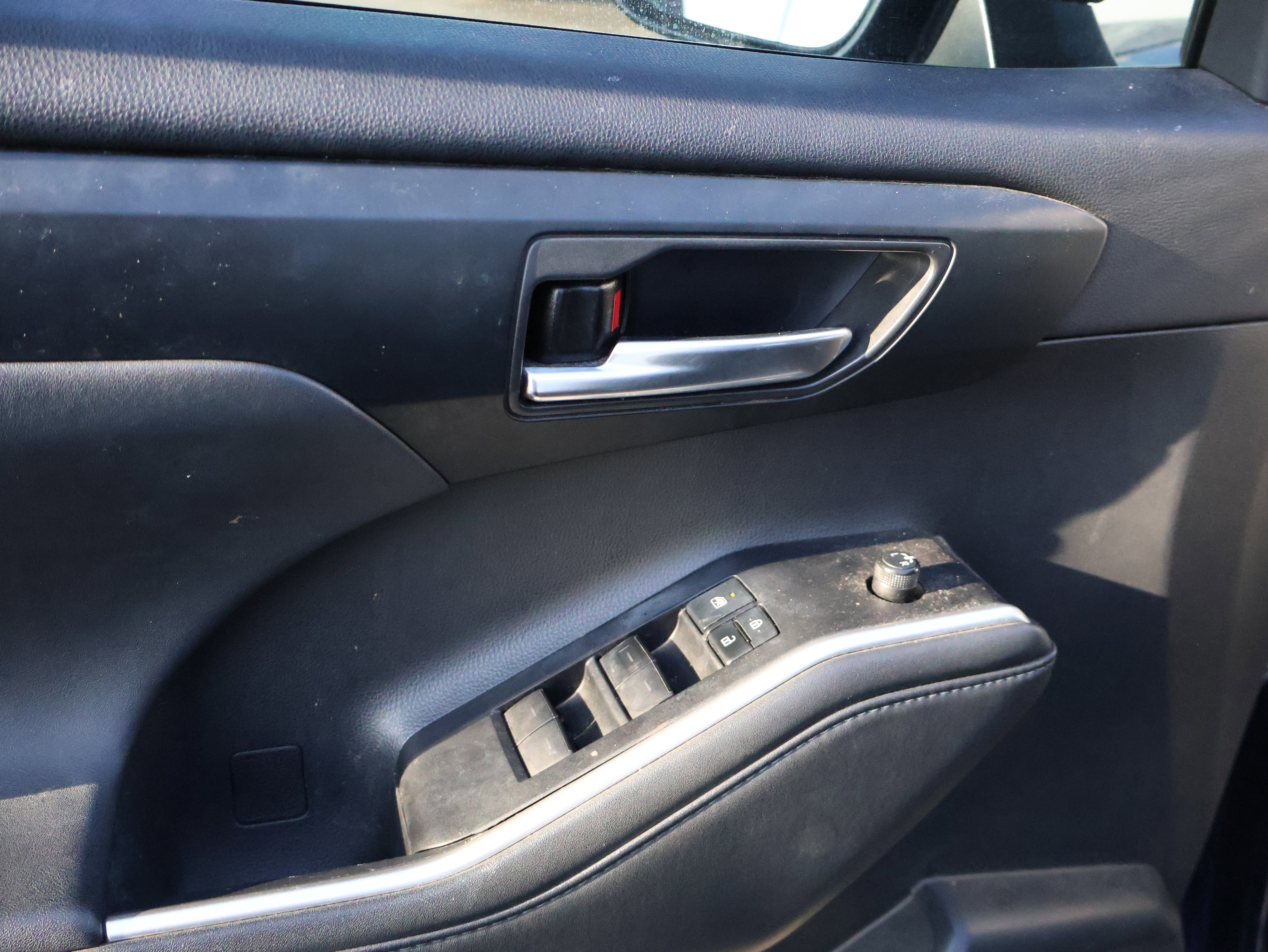 Used 2020 Toyota Highlander XLE image 21