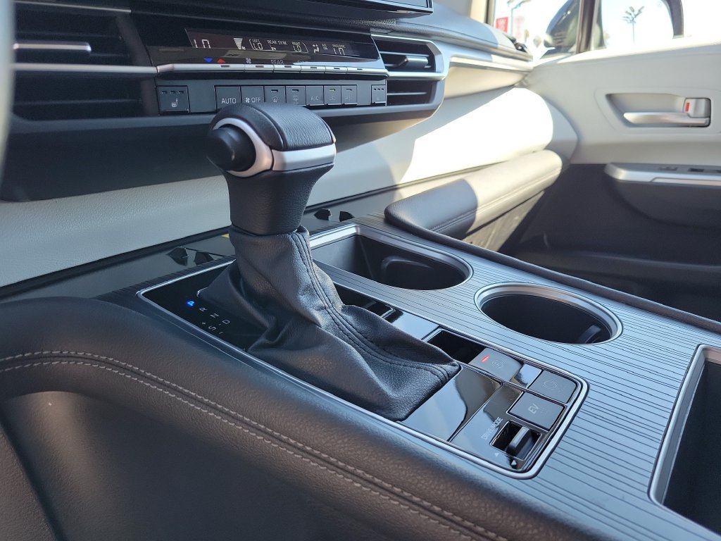 Used 2025 Toyota Sienna XLE FWD image 34