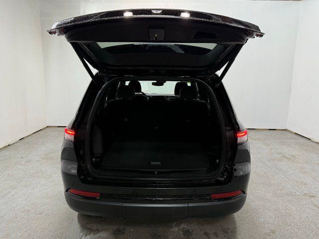 Certified 2023 Jeep Grand Cherokee Altitude AWD/4WD image 10