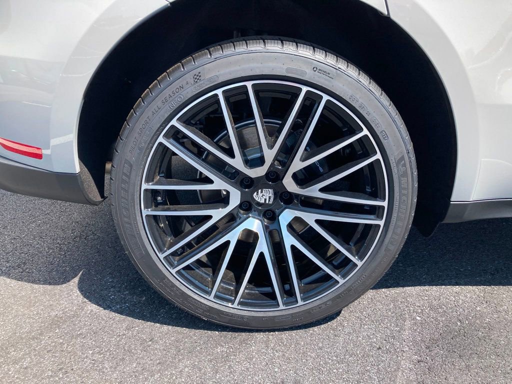 Certified 2025 Porsche Macan image 21