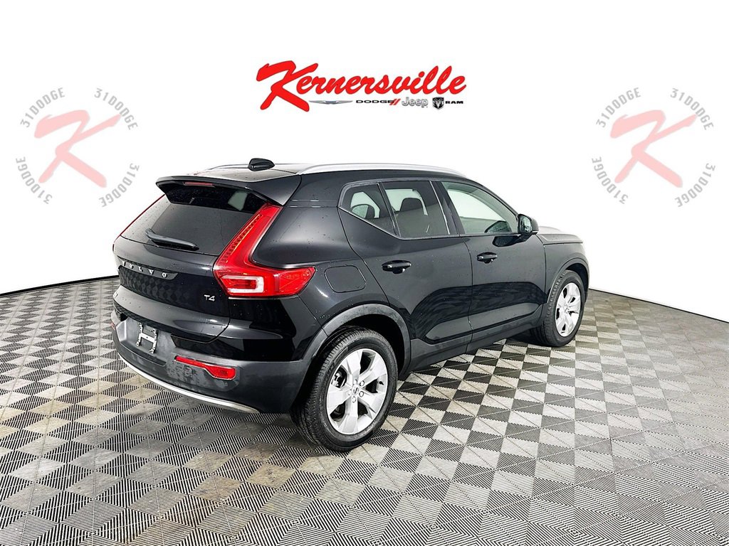 Used 2022 Volvo XC40 T4 Momentum image 7