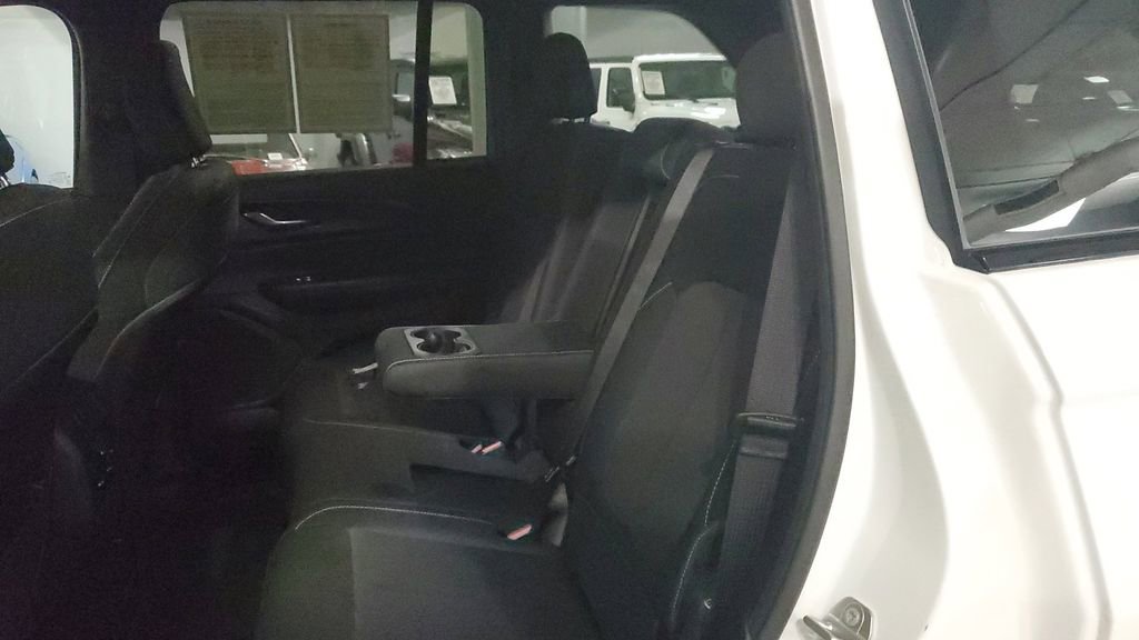 Used 2025 Jeep Grand Cherokee Laredo X image 14