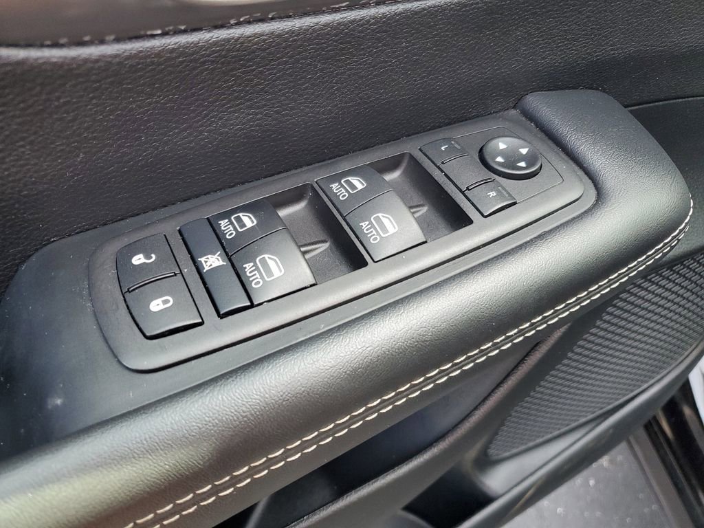 Used 2025 Chrysler Pacifica Select image 25