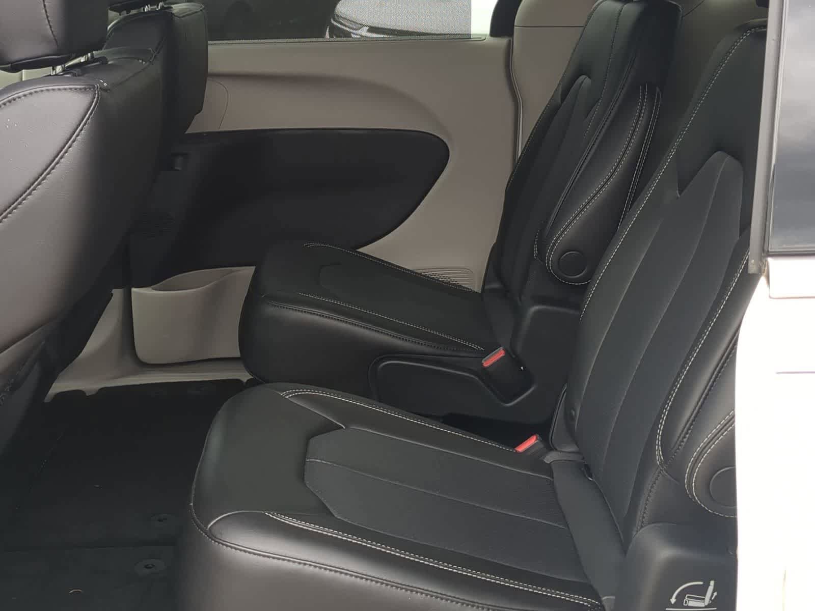 Used 2023 Chrysler Pacifica Touring-L FWD image 19