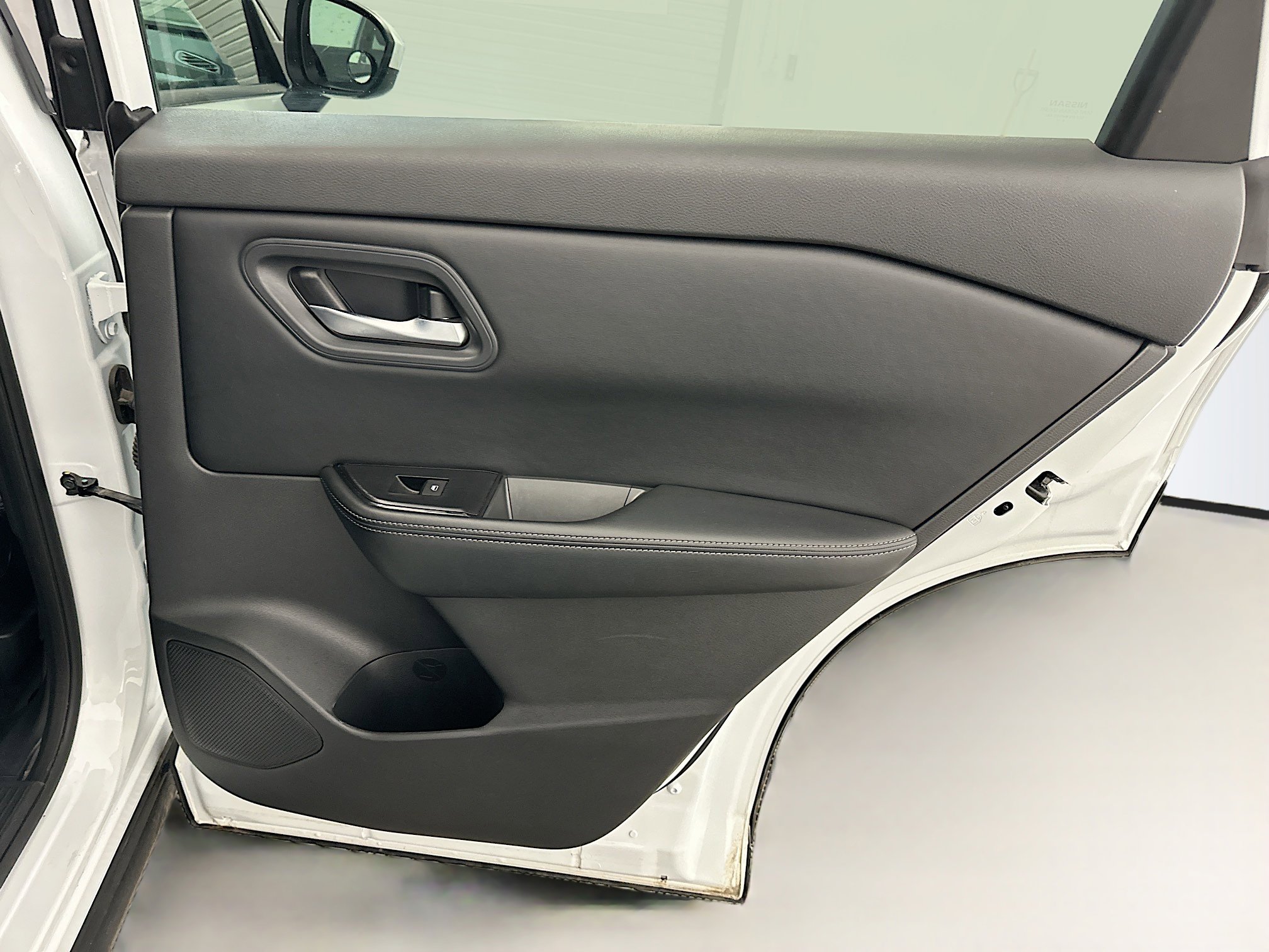 Used 2025 Nissan Rogue SV image 31