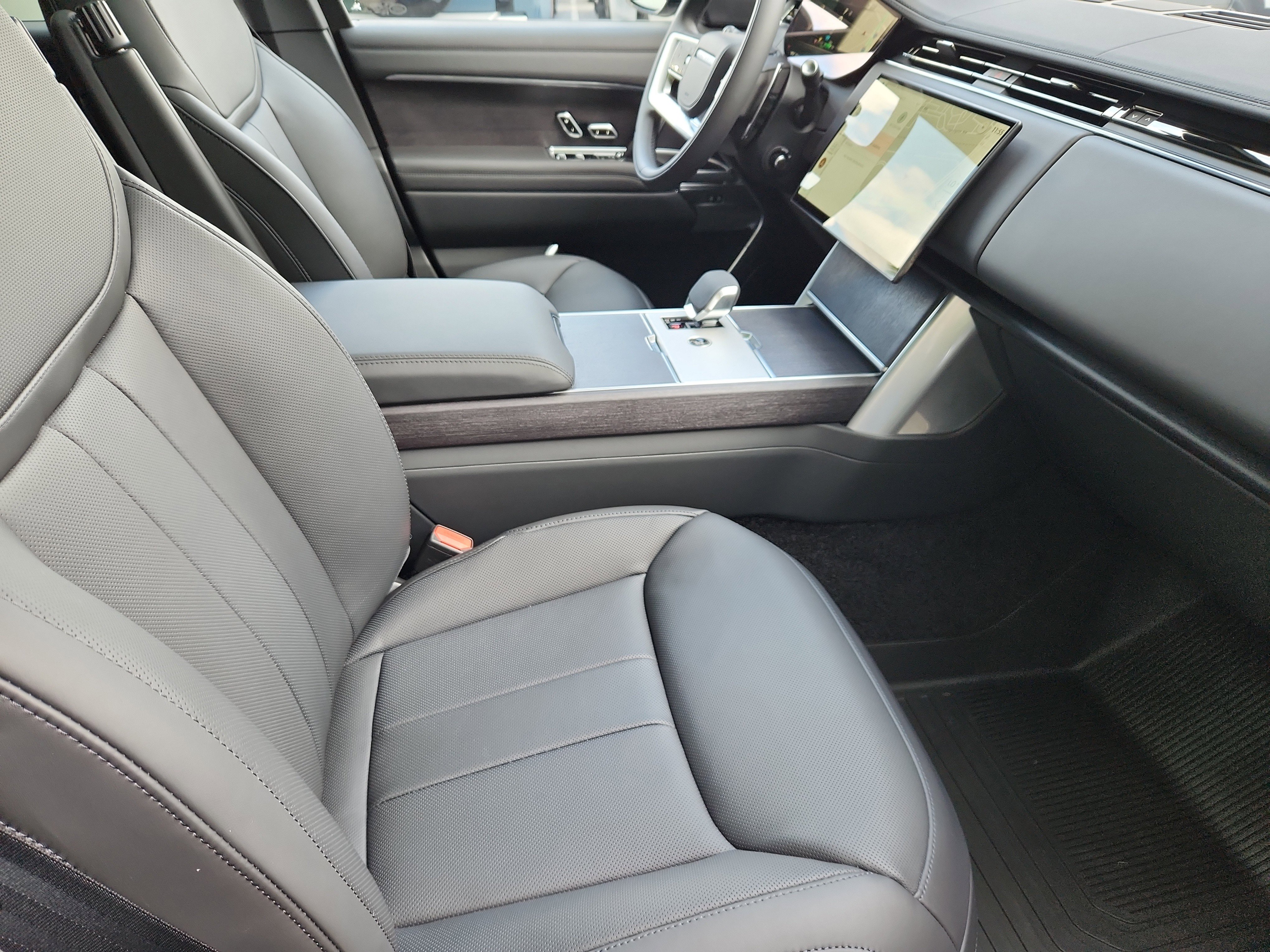 New 2025 Land Rover Range Rover SE image 3