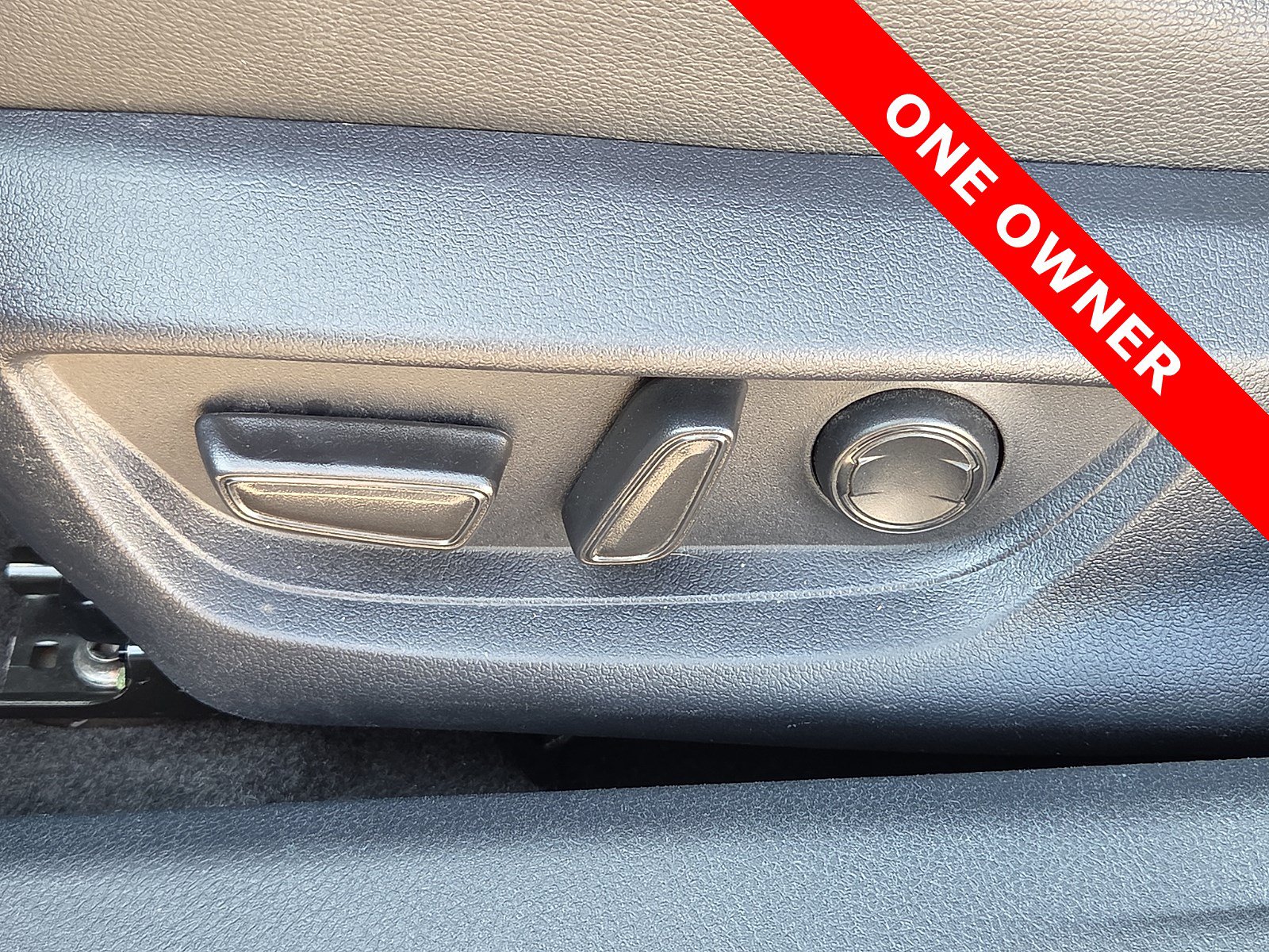 Used 2025 Toyota Camry SE FWD image 14