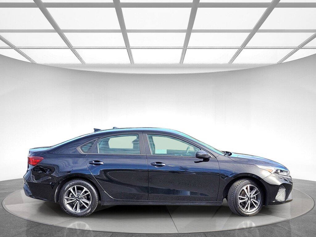 Used 2023 Kia Forte LXS image 2