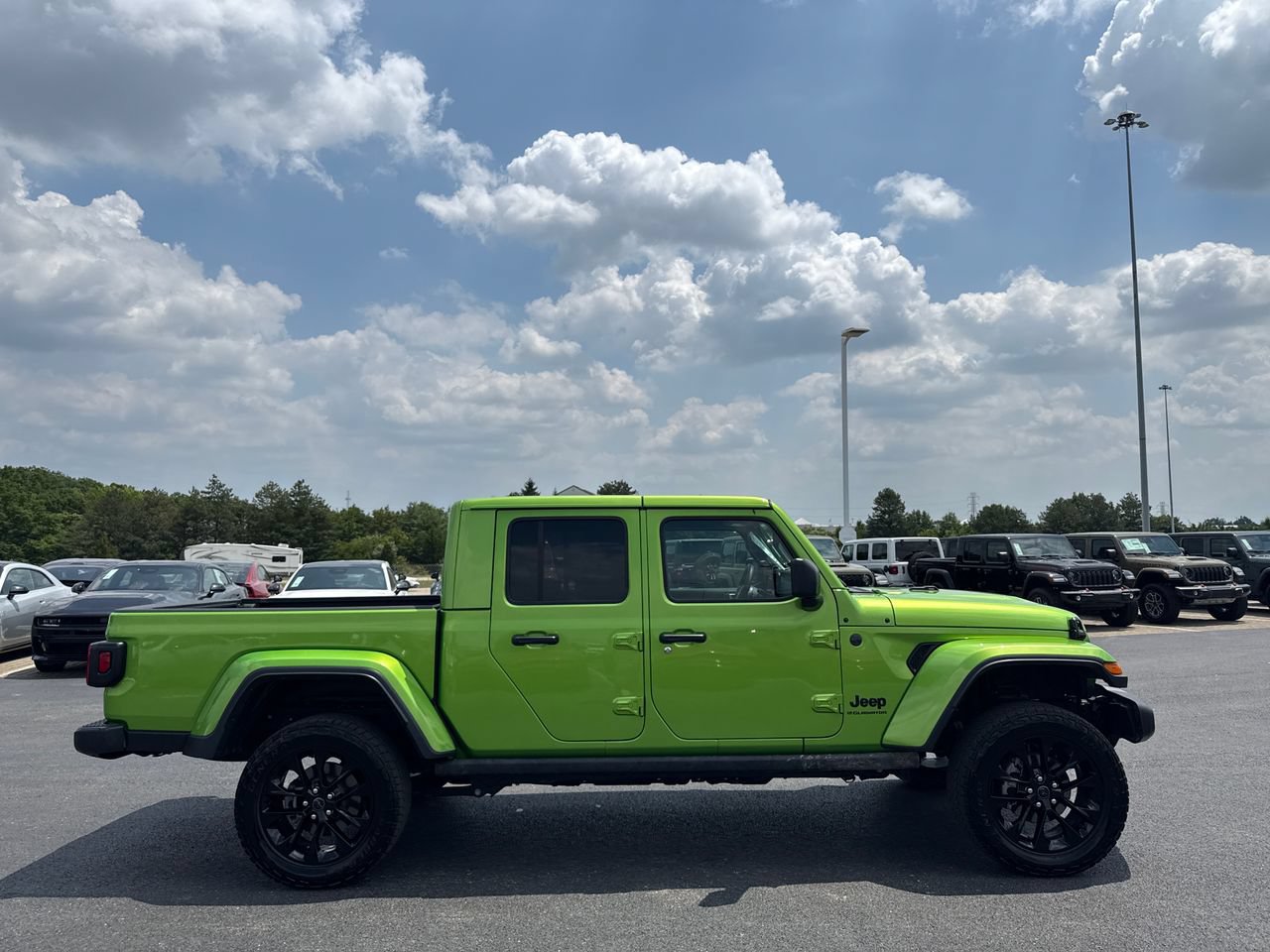 Used 2025 Jeep Gladiator Sport AWD/4WD image 2