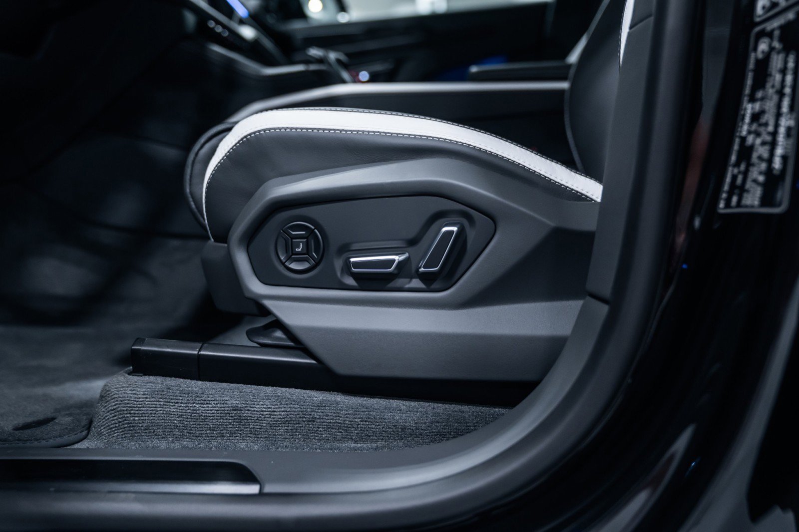 Used 2025 Lamborghini Urus SE image 19