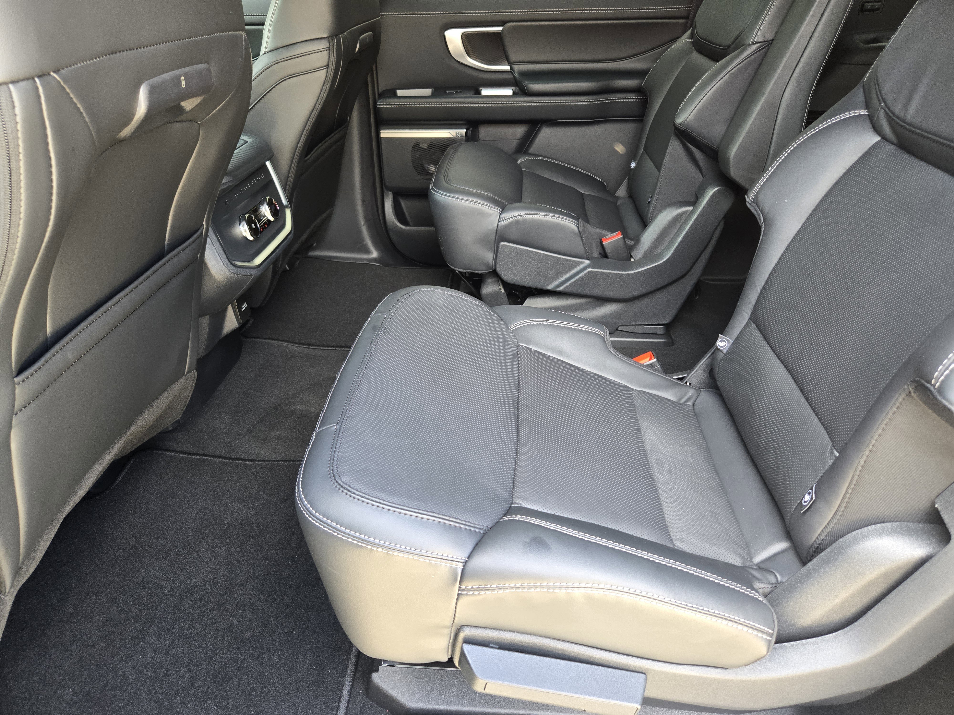 Used 2026 Ford Expedition Max Platinum w/ Stealth Appearance Package image 22