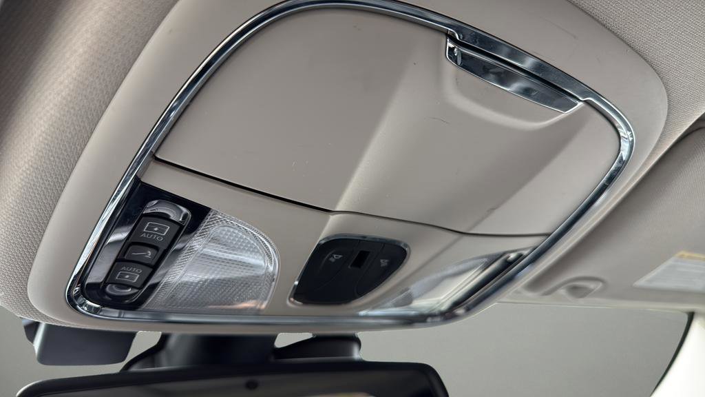 Used 2018 Jeep Cherokee Overland w/ Technology Group image 26