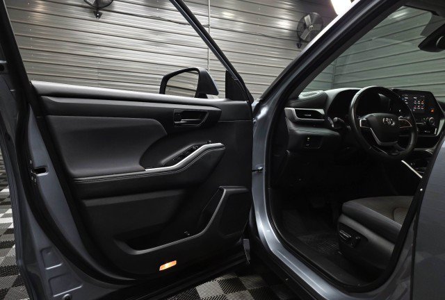 Used 2023 Toyota Highlander LE AWD/4WD image 35