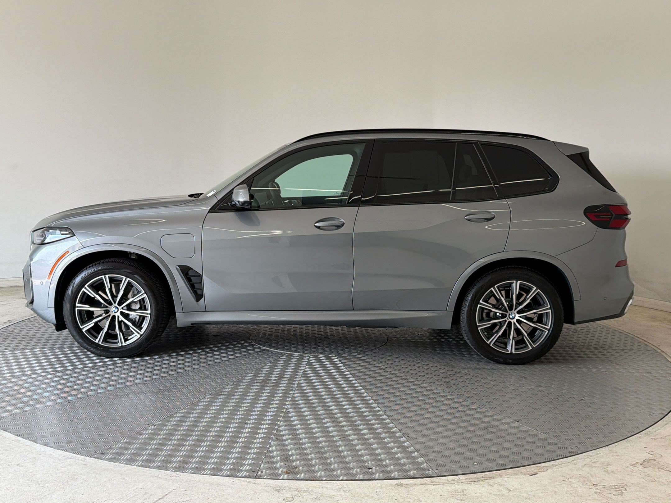 Used 2026 BMW X5 xDrive50e w/ M Sport Package AWD/4WD image 2