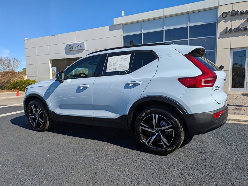 Used 2026 Volvo XC40 B4 Core image 4
