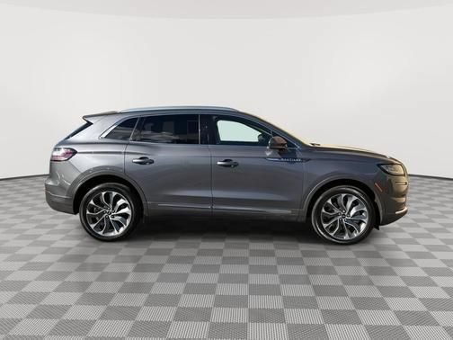 Used 2022 Lincoln Nautilus Reserve AWD/4WD image 2