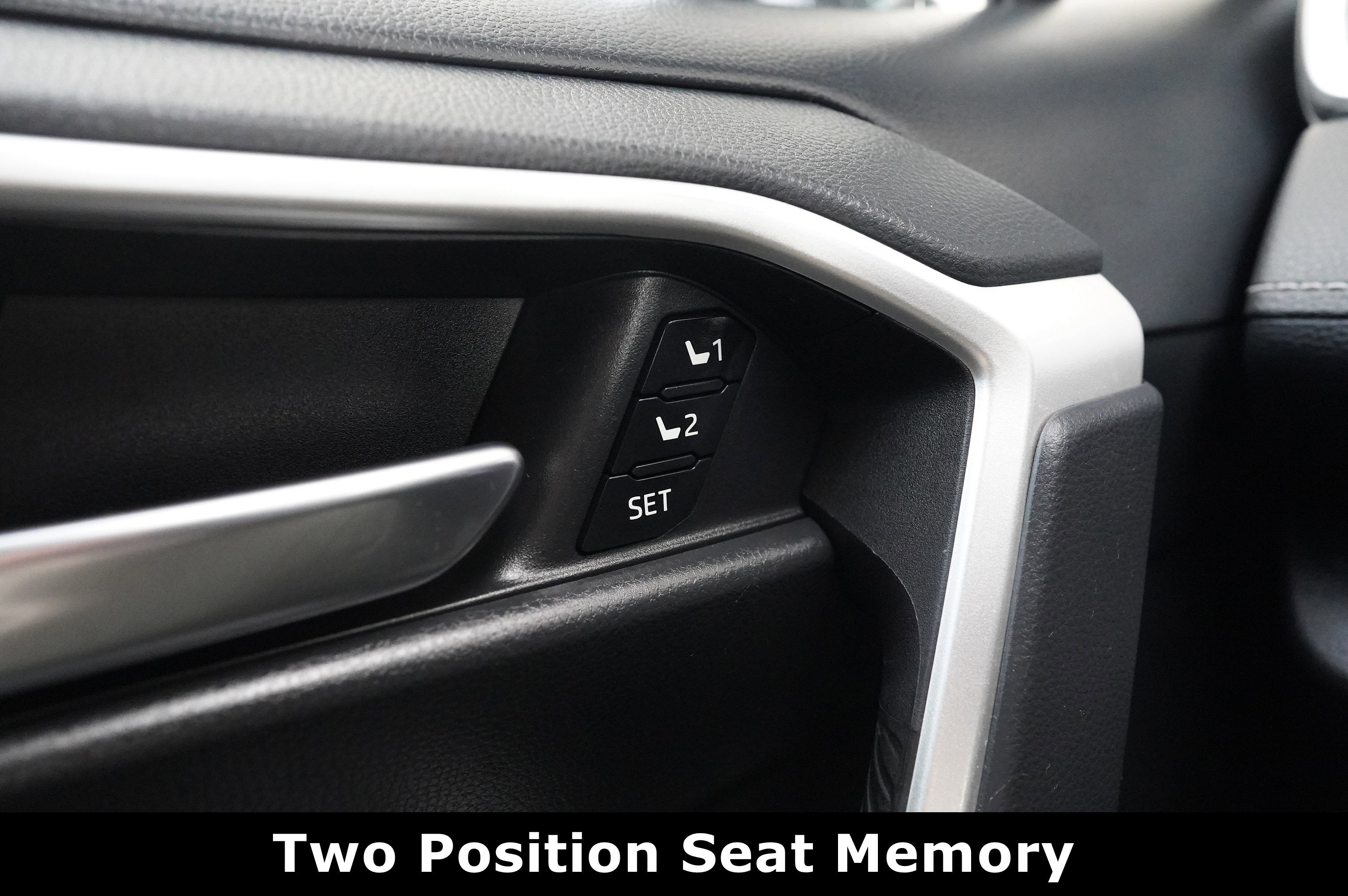 Used 2019 Toyota RAV4 XLE Premium image 32