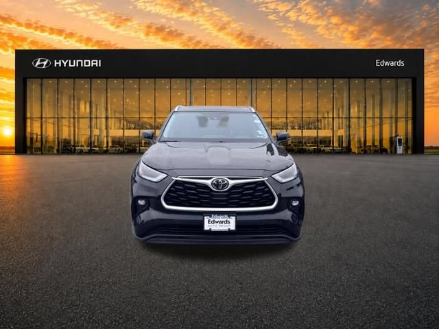 Used 2021 Toyota Highlander XLE AWD/4WD image 2