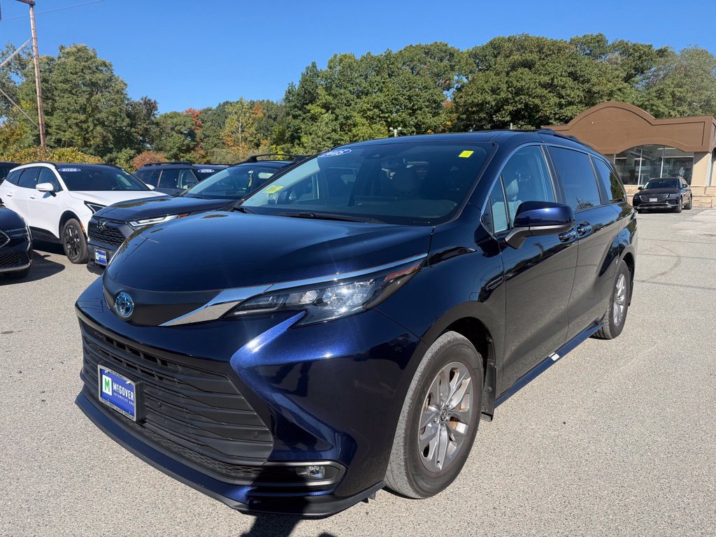 Used 2025 Toyota Sienna XLE w/ XLE Plus Package AWD/4WD image 2