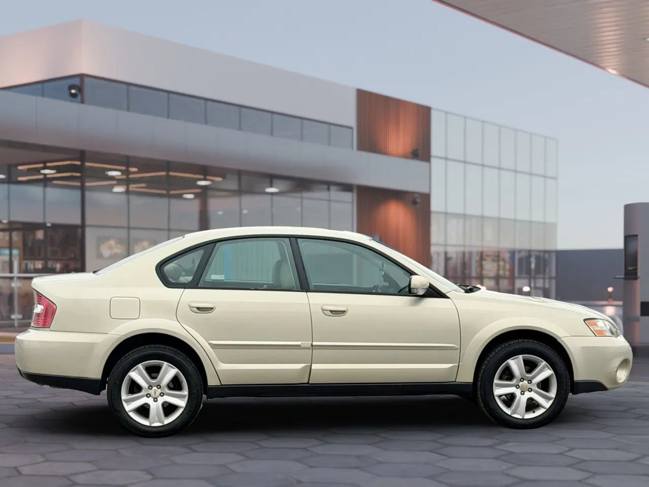 Used 2005 Subaru Outback 3.0R image 9