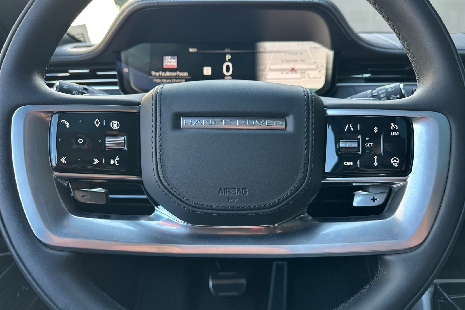 Used 2025 Land Rover Range Rover SE image 18