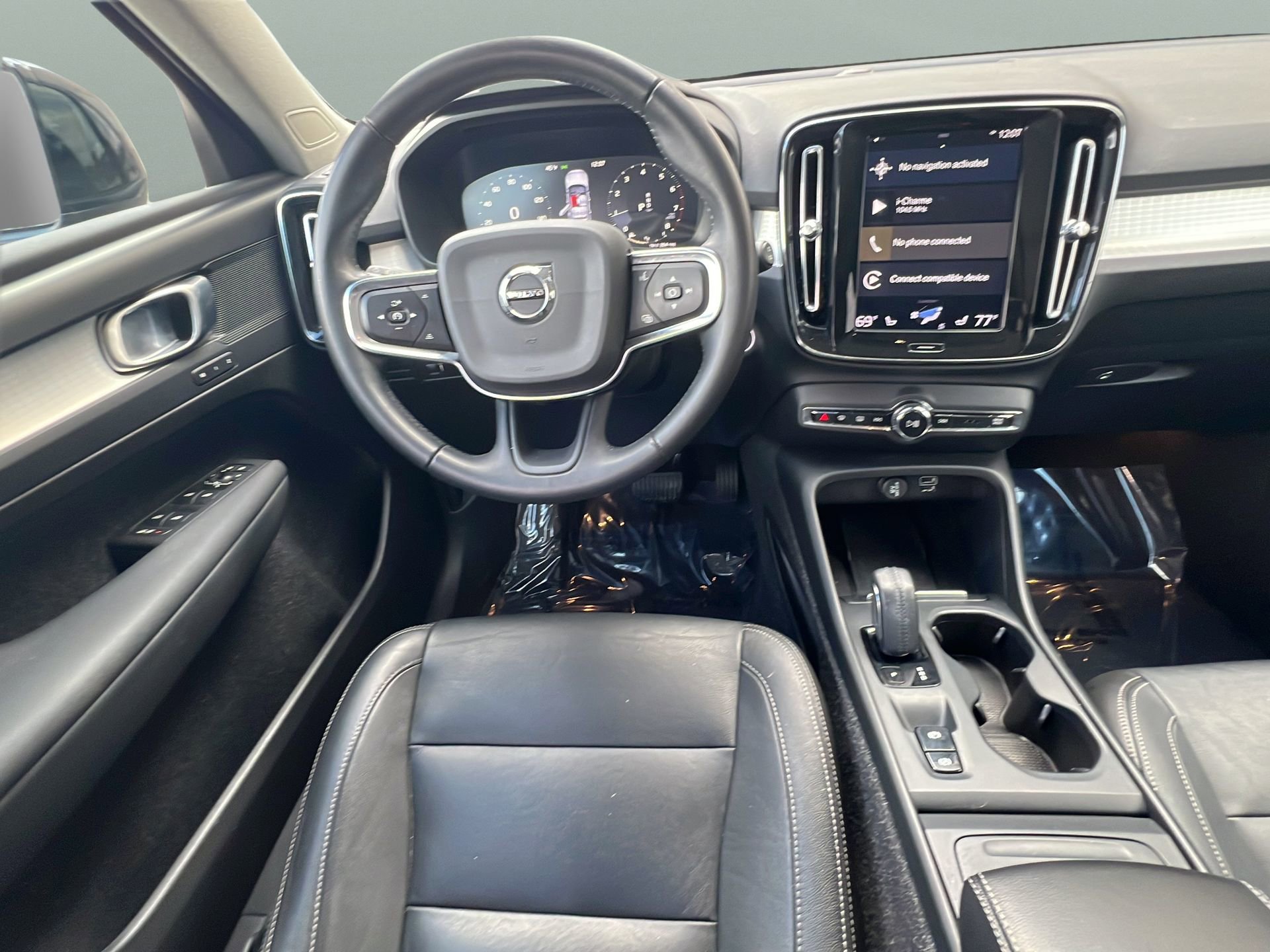 Used 2020 Volvo XC40 T4 Momentum w/ Premium Package image 11