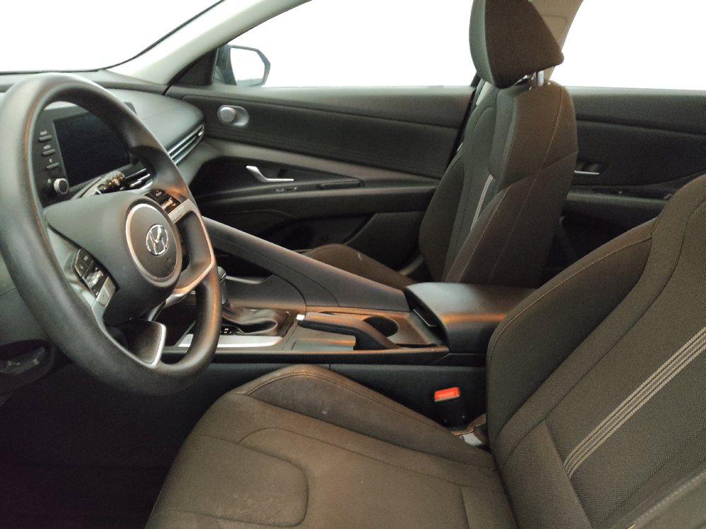 Used 2021 Hyundai Elantra SE FWD image 17