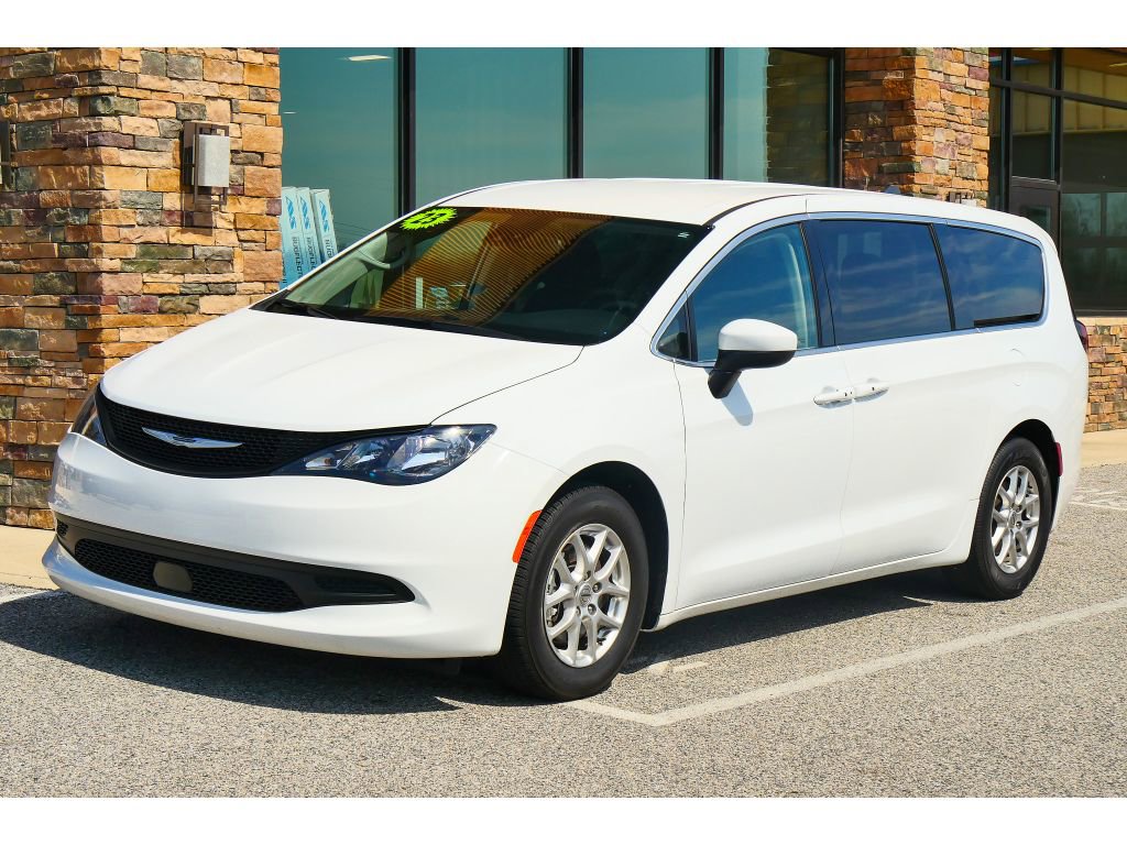 Used 2023 Chrysler Voyager LX image 7
