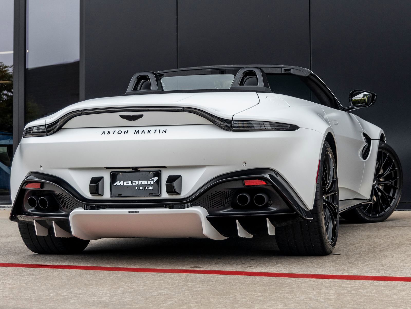 Used 2023 Aston Martin V8 Vantage Roadster RWD image 9