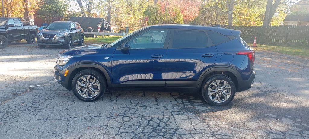 Used 2025 Kia Seltos LX image 4