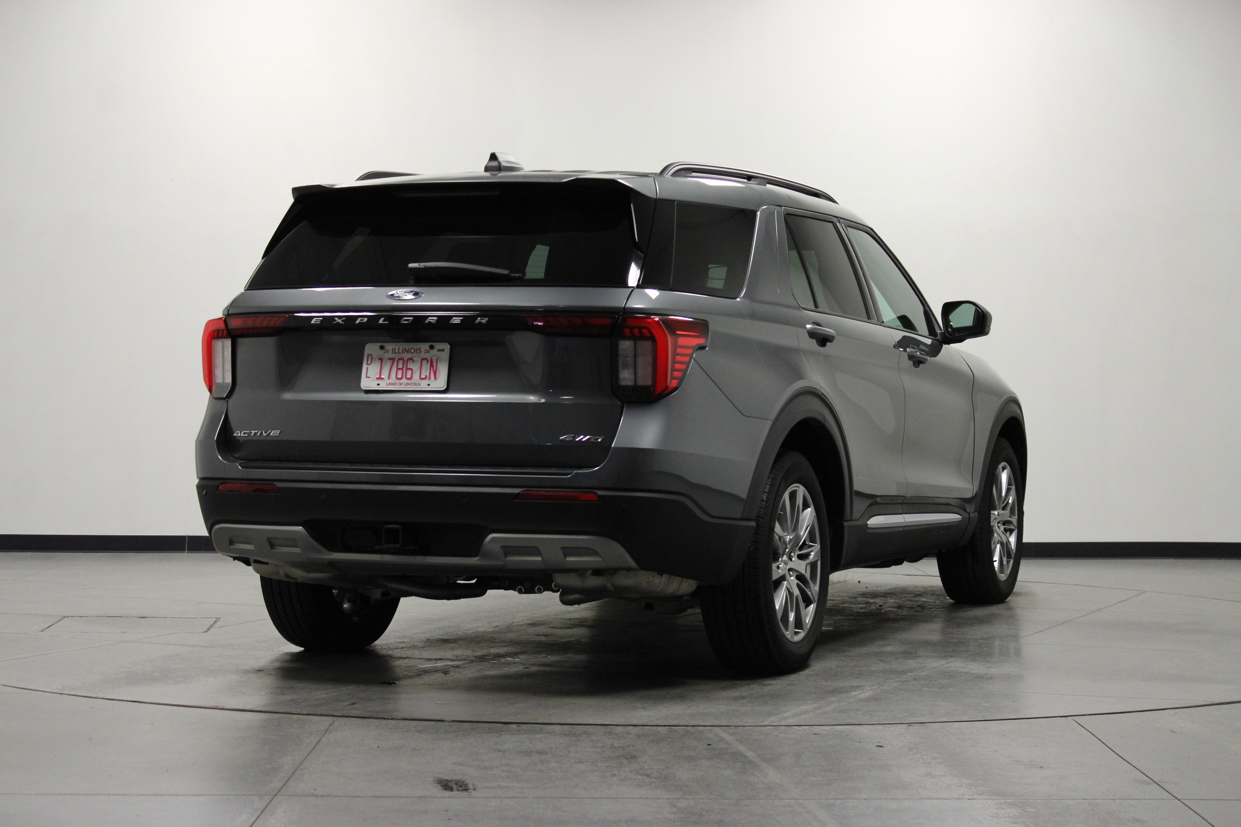 Used 2025 Ford Explorer Active w/ Active Comfort Package AWD/4WD image 4