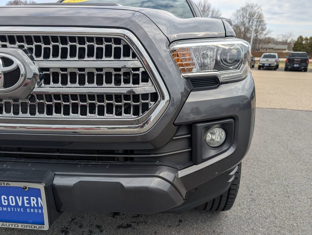 Used 2017 Toyota Tacoma TRD Sport image 10