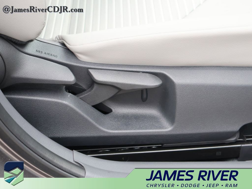 Used 2022 Toyota Camry SE image 10