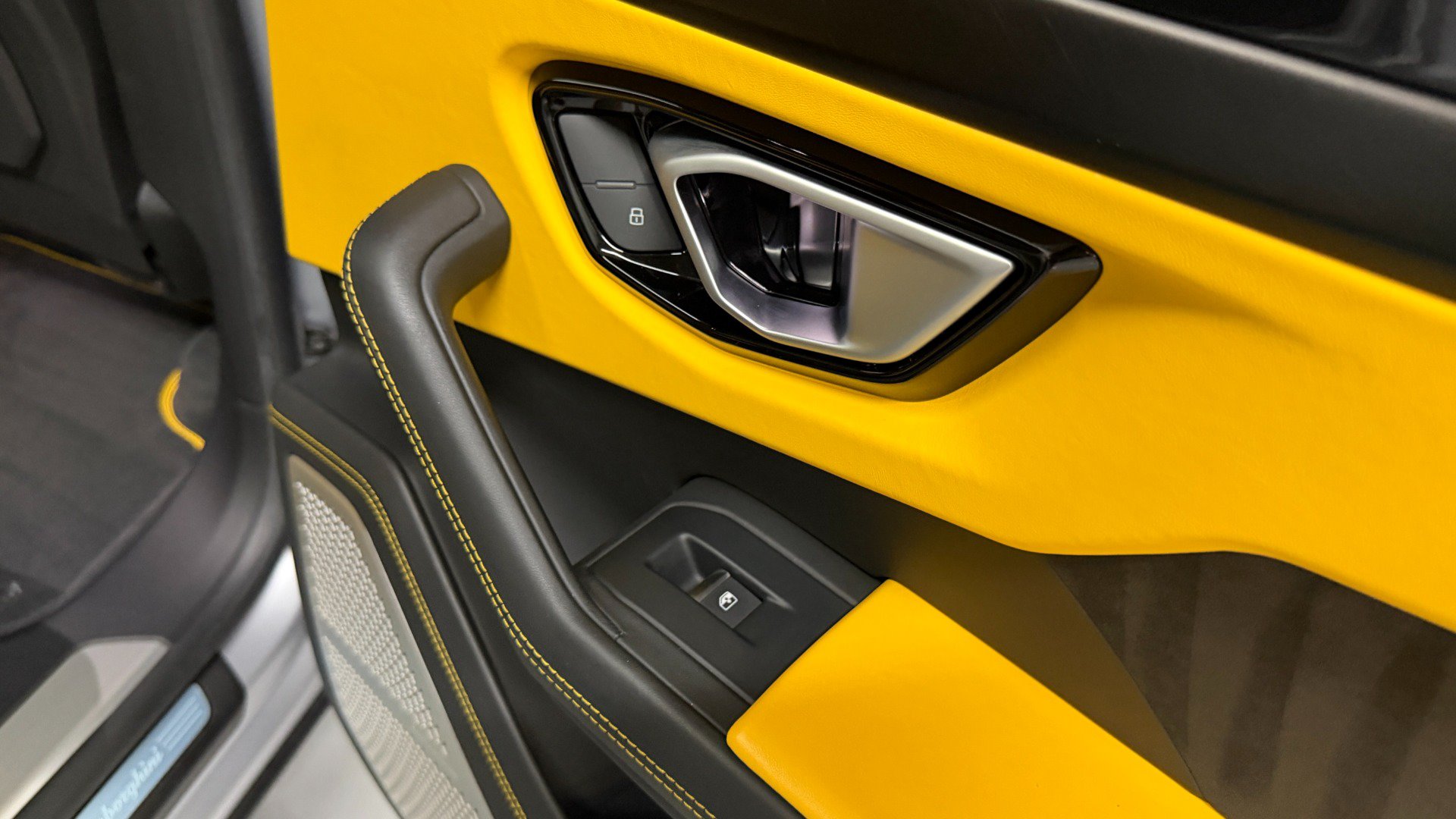 Used 2022 Lamborghini Urus AWD/4WD image 67