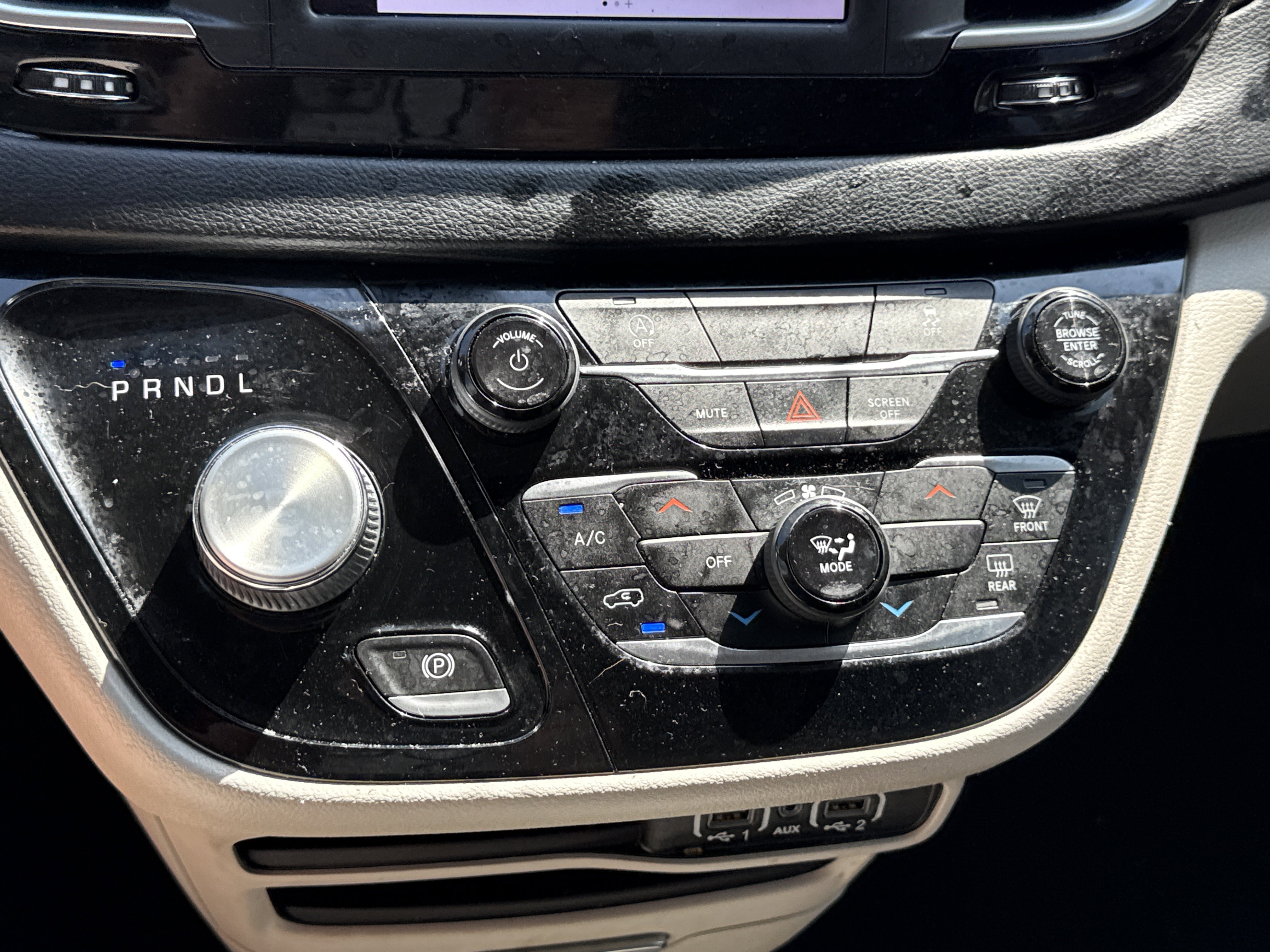 Used 2022 Chrysler Voyager LX image 23