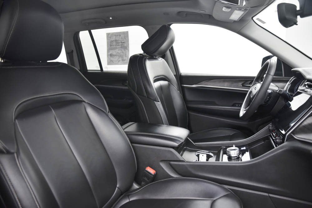 Used 2024 Jeep Grand Cherokee Limited image 17