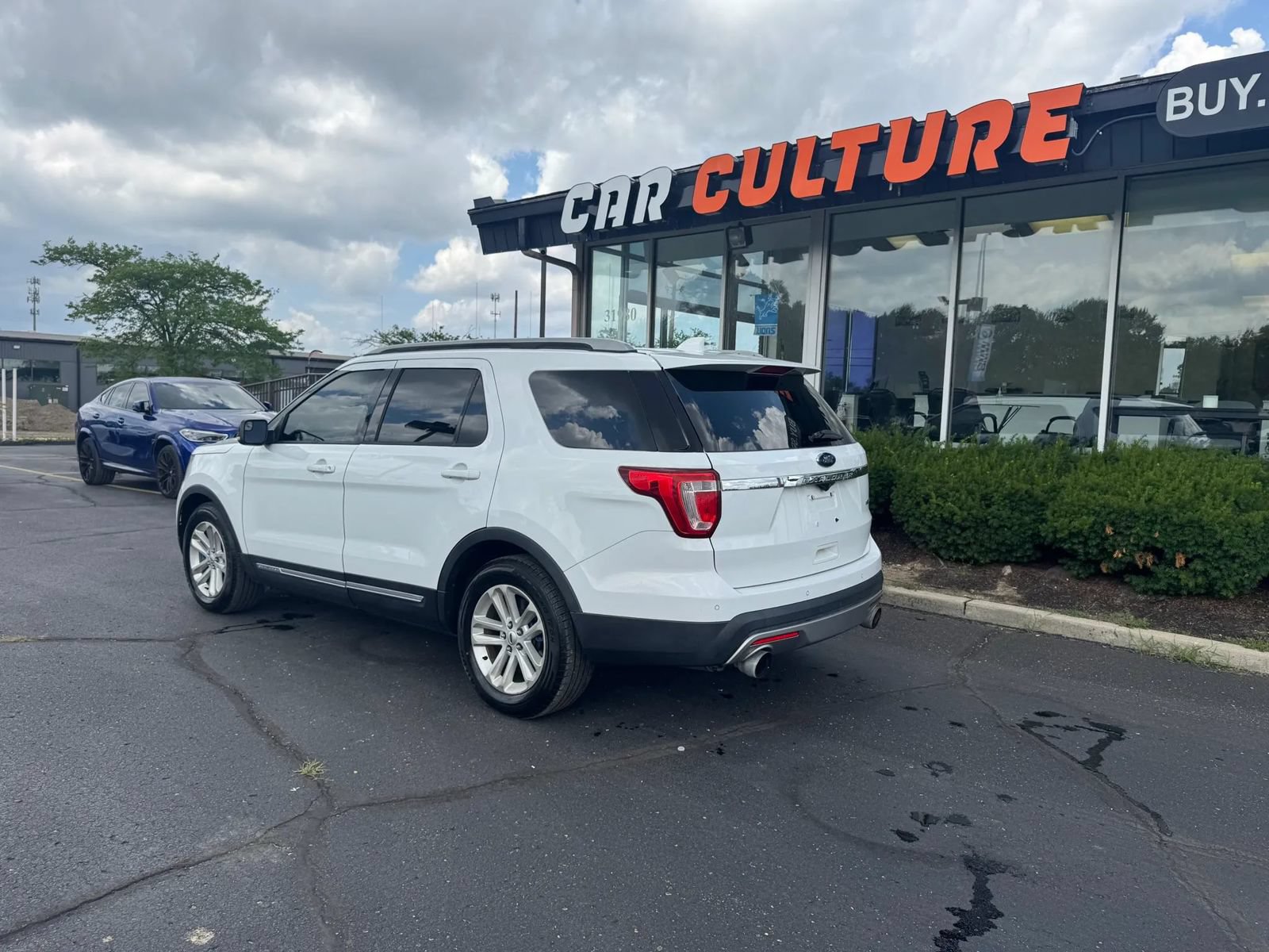 Used 2016 Ford Explorer XLT FWD image 2