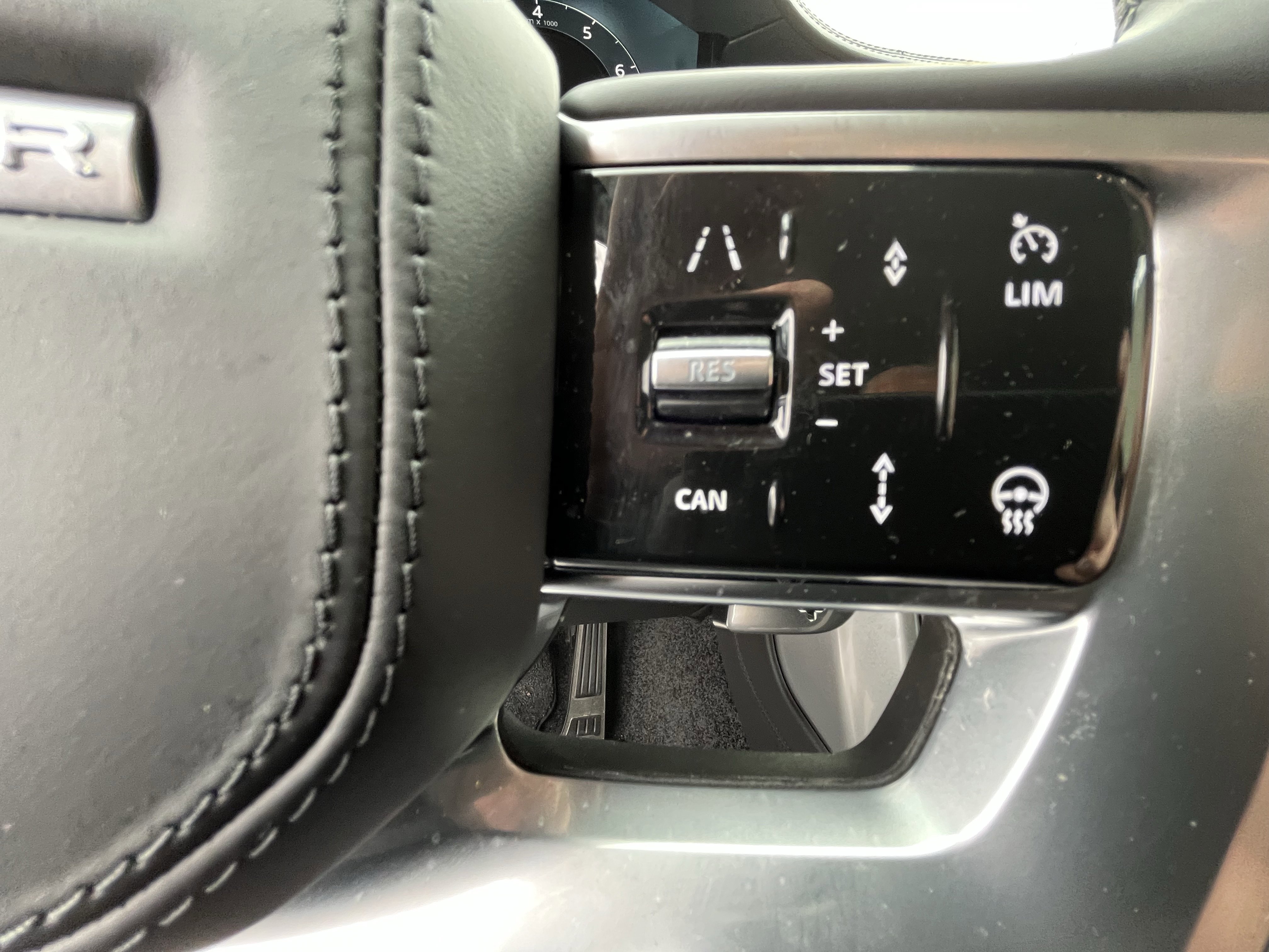 Certified 2025 Land Rover Range Rover SE image 20