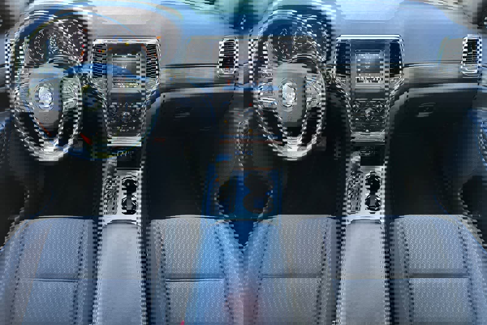 Used 2021 Jeep Grand Cherokee Laredo image 3