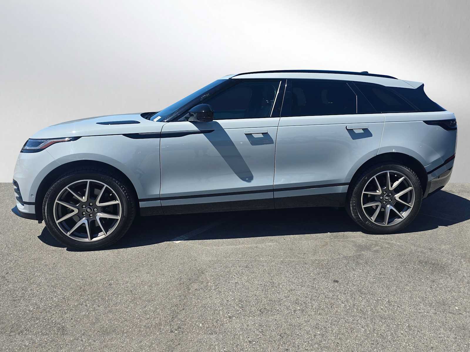 Used 2026 Land Rover Range Rover Velar Dynamic SE AWD/4WD image 2