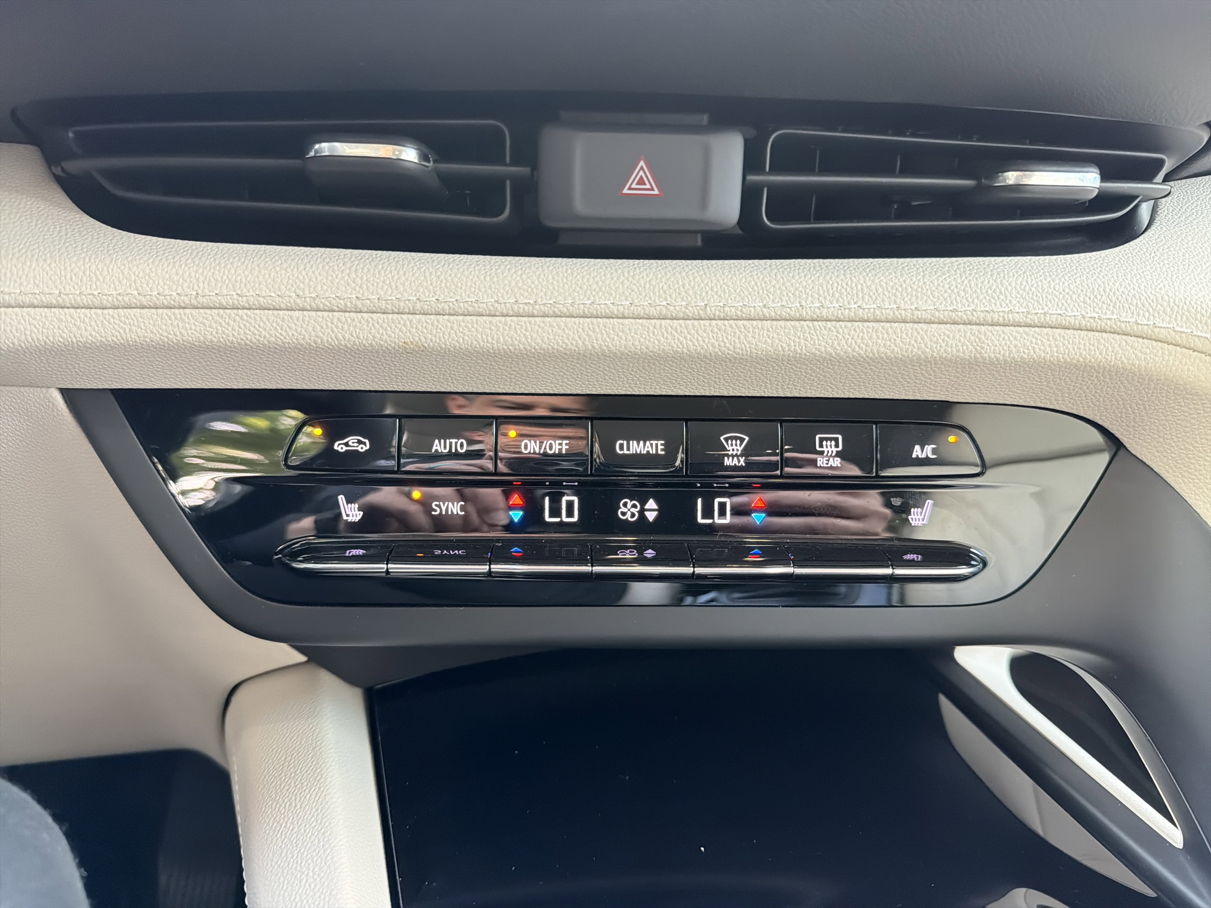 Used 2023 Buick Envision Essence AWD/4WD image 27