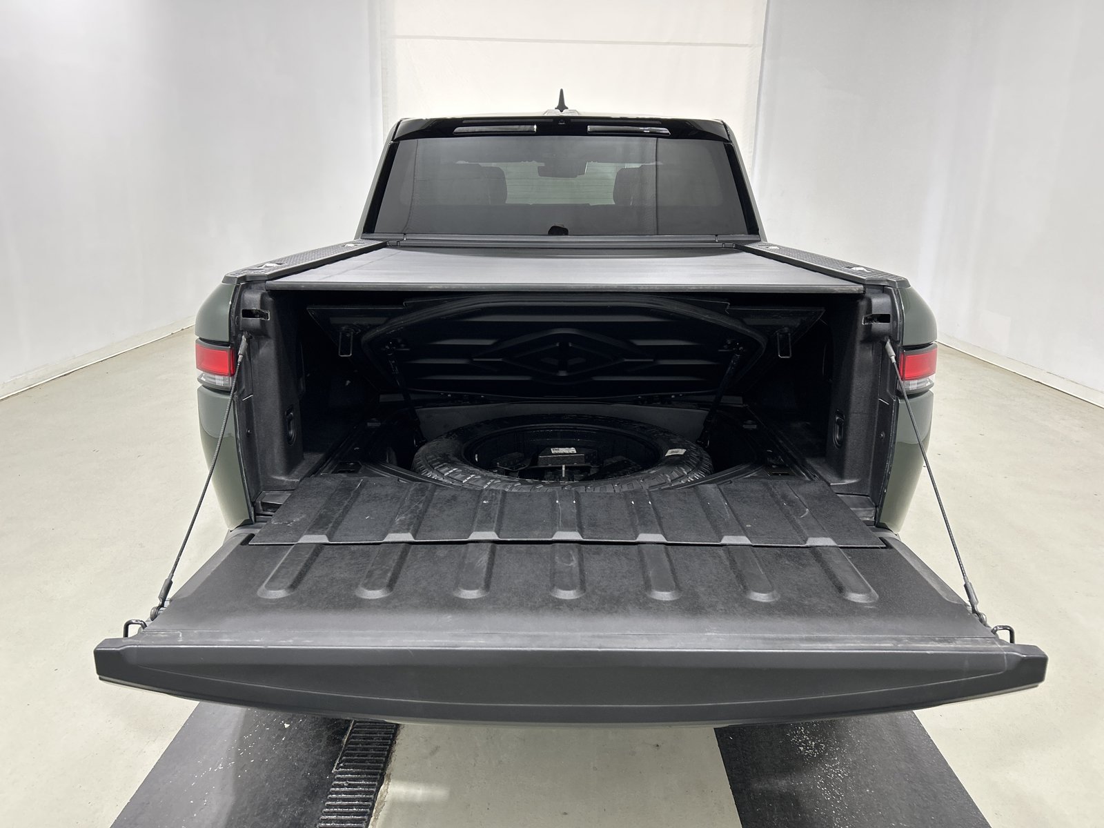 Used 2025 Rivian R1T Premium AWD/4WD image 15