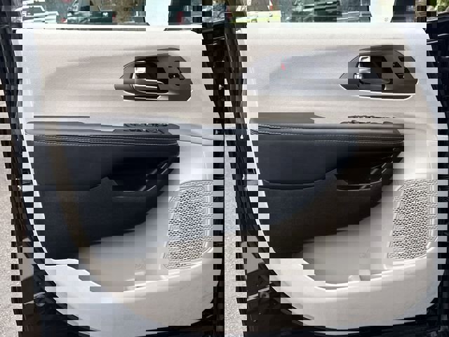 Used 2023 Chrysler Pacifica Touring-L image 21