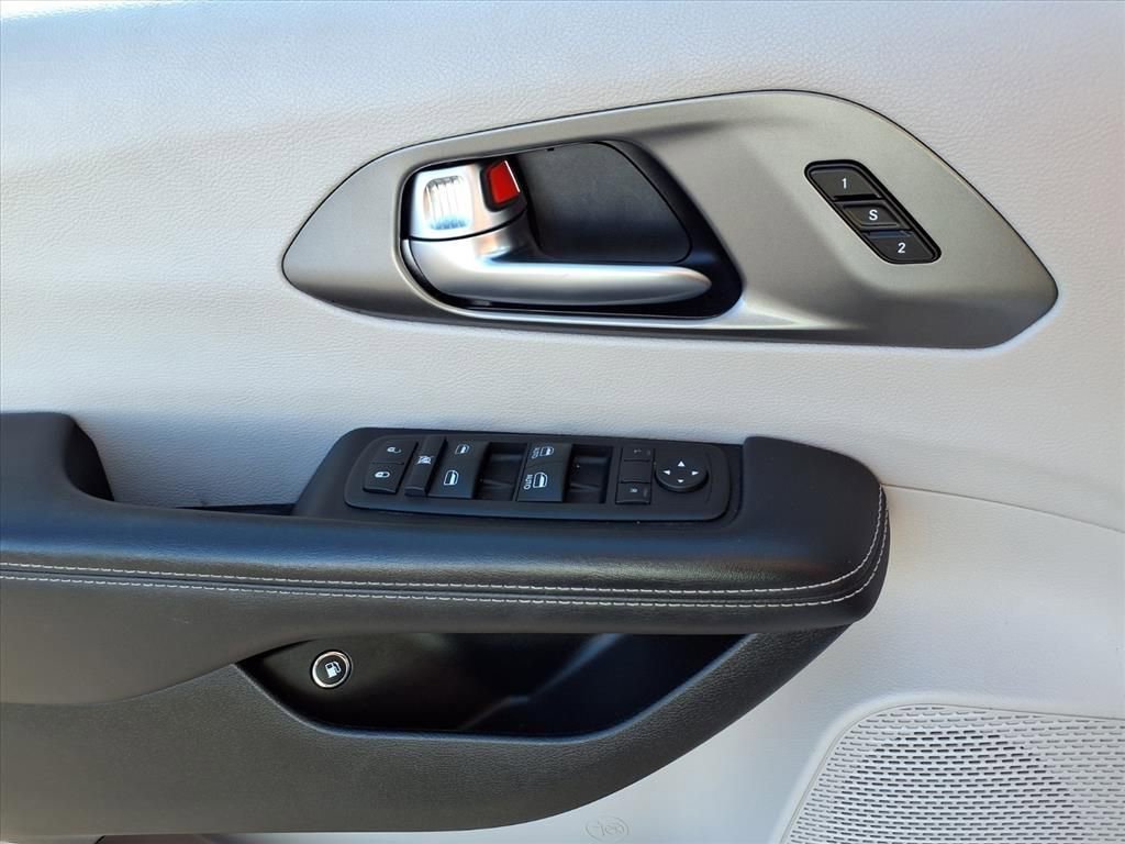 Used 2024 Chrysler Pacifica Select image 18