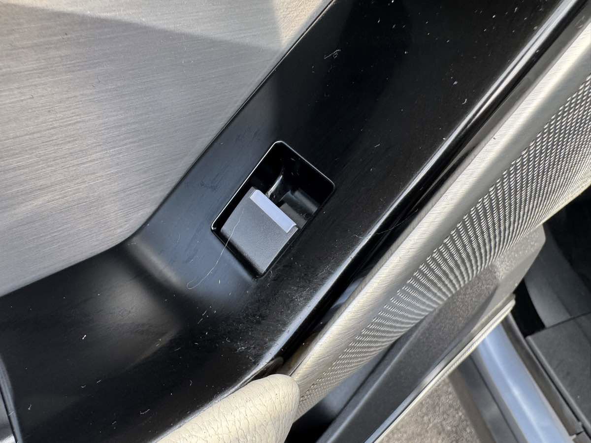 Used 2020 Land Rover Range Rover Velar R-Dynamic S image 46